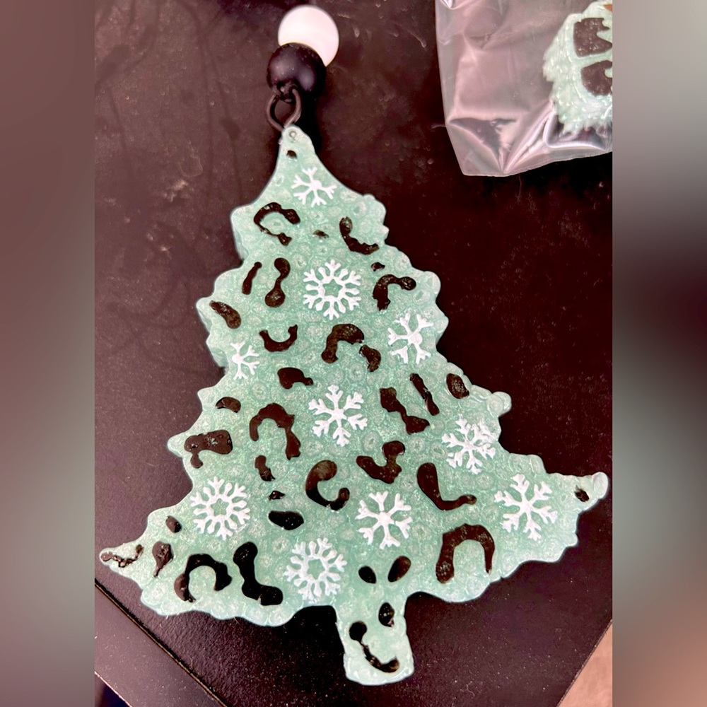 Cheetah print & snowflake christmas tree car Freshie!